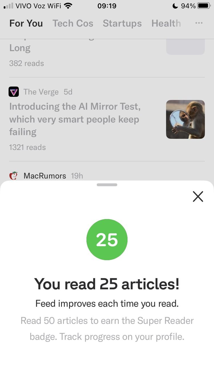 Print do Artifact, mostrando um “overlay” com a frase, em inglês, “Você leu 25 artigos!”, dizendo em seguida que o feed melhora a cada leitura e que a nova meta é de 50 artigos.