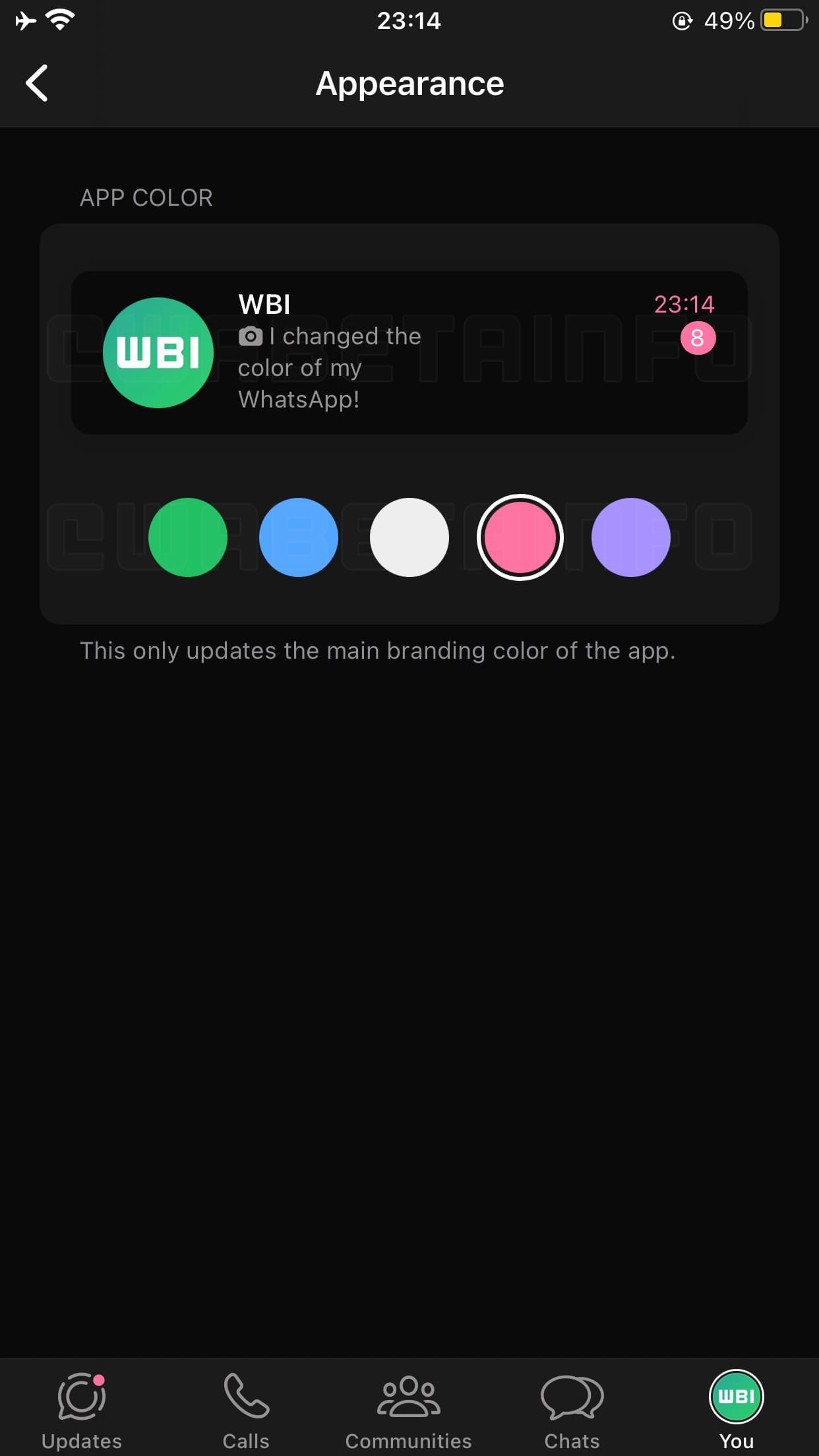 Print do WhatsApp para iOS, em modo escuro, mostrando um seletor de cor de destaque.